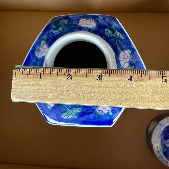 Blue & White Porcelain Chinese Hexagon Shape Ginger Jar; Floral Print - Picture 9 of 10